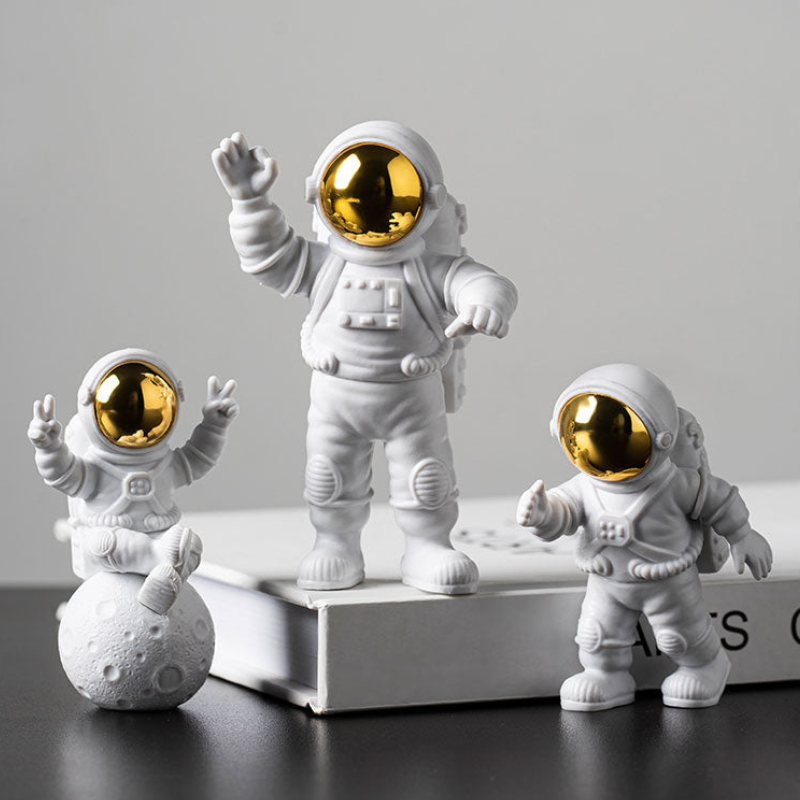 Astronaut Decor Set - Inspire Imagination with LED Moon Lamp 02