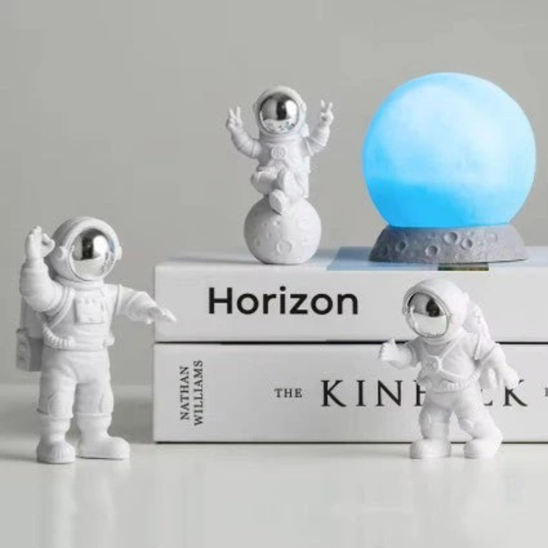 Astronaut Decor Set - Inspire Imagination with LED Moon Lamp 03