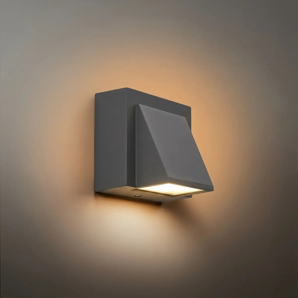 Industrial Outdoor Wall Lamp - Durable Metal Design, IP65 Rated 0