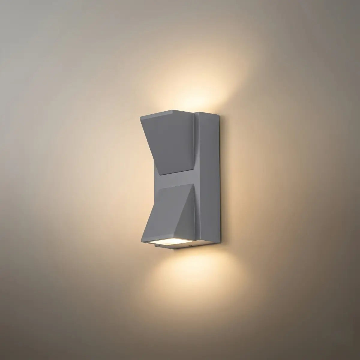 Industrial Outdoor Wall Lamp - Durable Metal Design, IP65 Rated 10