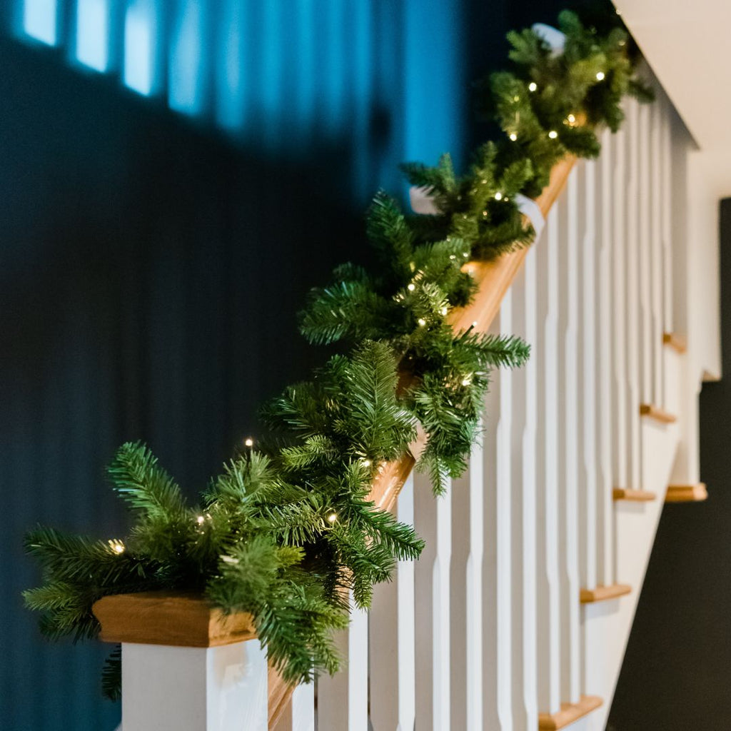 Pre-Lit Christmas Garland with 50 Warm LED Lights - Battery Operated, 2.75m 0