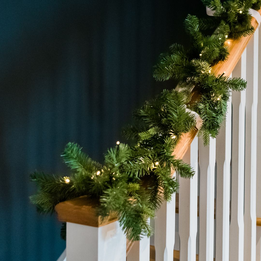 Pre-Lit Christmas Garland with 50 Warm LED Lights - Battery Operated, 2.75m 1