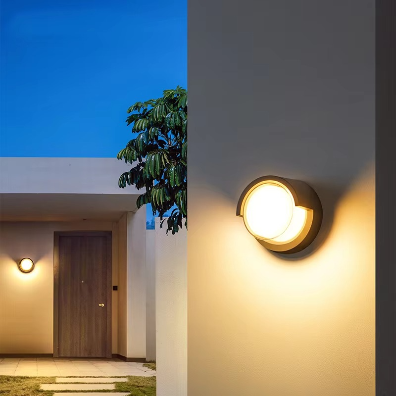 Wall-mounted outdoor light fixture 3