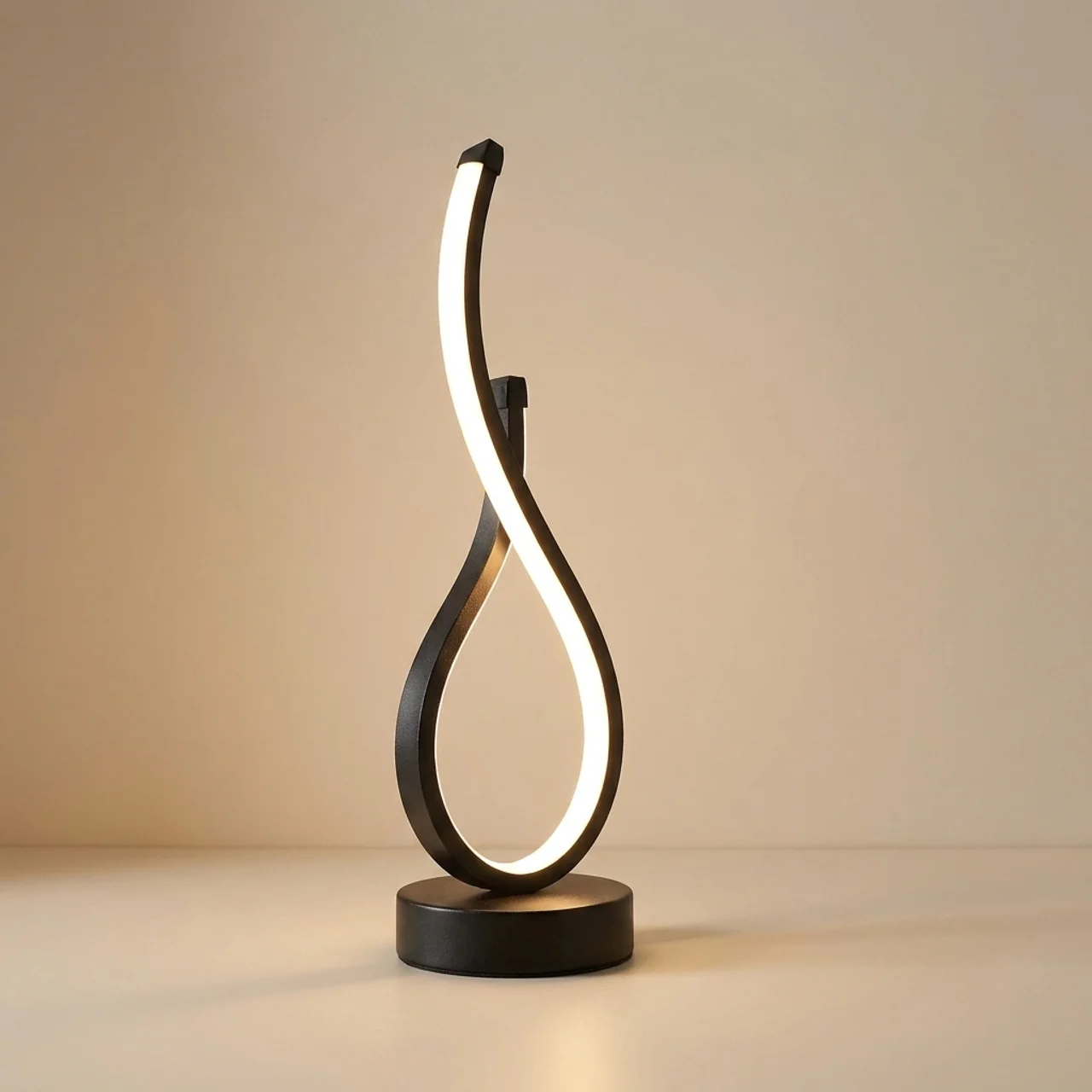 Modern table lamp with a弯曲设计 on a neutral background